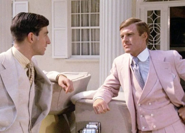 영화 '위대한 개츠비' 속 로버트 레드포드(오른쪽) 장면. 미국 디자이너 랄프 로렌이 영화 의상을 디자인 했으며, 이때 입은 핑크 슈트는 이후 레오나르도 디카프리오의 '위대한 개츠비'(2013)에 영감을 주기도 했다. /파라마운트 픽쳐스