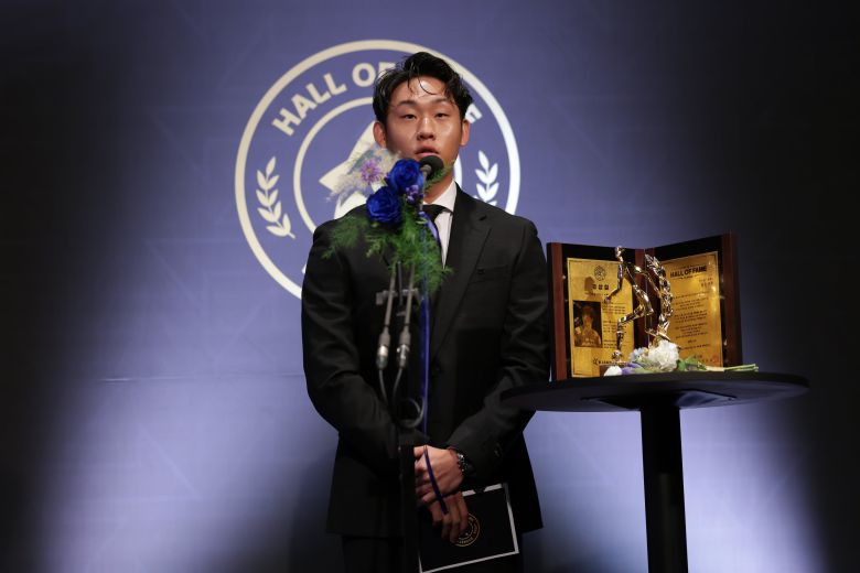 16일 K리그 명예의 전당 헌액식에서 고(故) 유상철 감독을 대신해 소감을 전하고 있는 아들 유선우씨/프로축구연맹