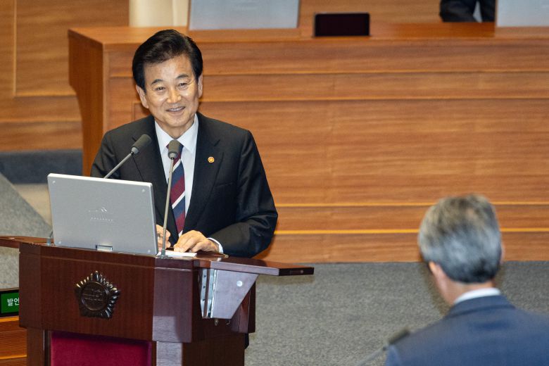 정동영 통일부 장관이 16일 서울 여의도 국회에서 열린 제429회 국회(정기회) 제6차 본회의에서 이인영 더불어민주당 의원의 외교·통일·안보에 관한 질문에 답하고 있다/뉴스1