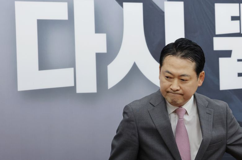 국민의힘 장동혁 대표가 17일 서울 여의도 국회에서 권성동 의원 구속 등 현안관련 브리핑을 마친 뒤 떠나고 있다. /남강호 기자