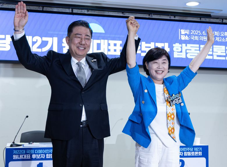 서영교 더불어민주당 의원이 지난 6월 10일 김병기 의원과 원내대표 선출 합동토론회에서 포토타임을 갖고 있다. 해당 원대 선거에서 김 의원에게 원대 자리를 내준 서 의원은 차기 원대 후보로 재도전할 것이란 관측이 나온다. 내년 지방선거에 차출될 가능성도 있다. /뉴스1