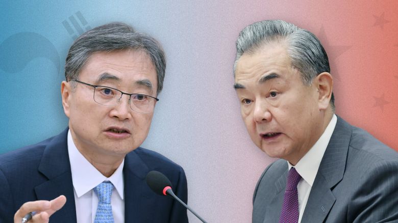 조현(왼쪽) 외교부 장관과 왕이 중국 외교부 부장./사진=조선DB