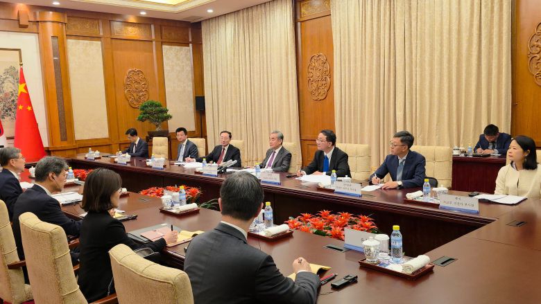 17일 베이징에서 조현 외교부 장관이 왕이 중국 외교부장(장관)과 회담을 하고 있다. 조 장관은 취임 후 처음으로 중국을 방문했다./베이징특파원 공동취재단