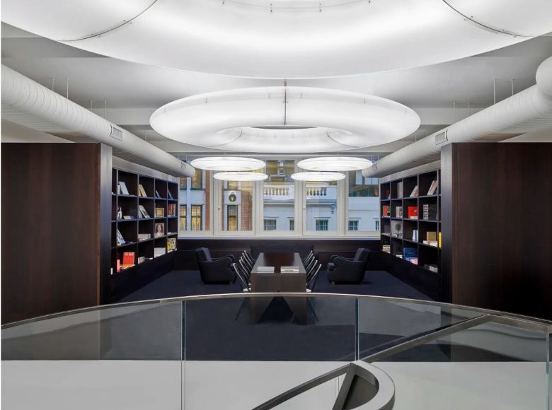 런던 알라이야 매장. 2층을 북카페처럼 꾸며 옷을 고르면서 책을 읽고 책도 구매할 수 있게 했다./알라이야