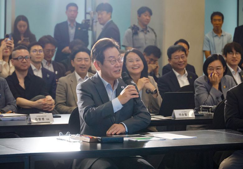 이재명 대통령이 17일 경기도 성남시 스타트업 스퀘어에서 한 스타트업 업체의 투자 설명을 들은 뒤 발언하고 있다. /연합뉴스