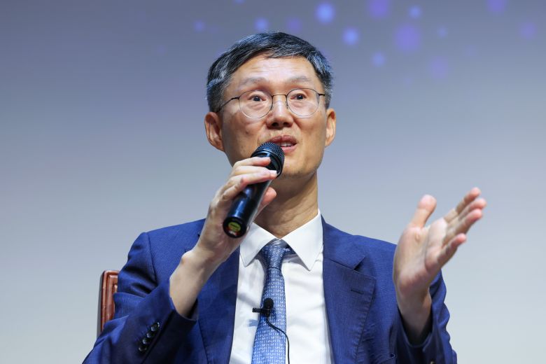 문형배 전 헌법재판소장 권한대행이 지난 10일 오후 서울 마포구 서강대학교 성이냐시오관에서 '법률가의 길-헌법소원과 민주주의'를 주제로 특별강연을 마친 뒤 Q&A 시간을 갖고 있다. /뉴스1