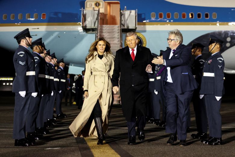 트럼프 대통령과 멜라니아 여사가 16일 영국 국빈 방문을 위해 런던 인근 스탠스테드 공항에 도착한 모습. /로이터 연합뉴스