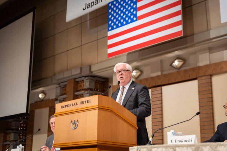 조지 글래스 일본 주재 미국 대사가 7~9일 도쿄 제국호텔에서 열린 제55회 일본·미국 중서부 협회(JMWA)/미국 중서부·일본 협회(MWJA) 연례 컨퍼런스에 참석해 연설을 하고 있다. /X(옛 트위터)