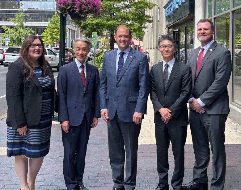 야먀다 시게오(山田重夫) 주미 일본 대사(왼쪽에서 두번째)가 켄터키주가 지역구인 앤디 바 공화당 하원의원(왼쪽에서 세번째)과 기념 촬영을 하고 있다. /주미 일본대사관