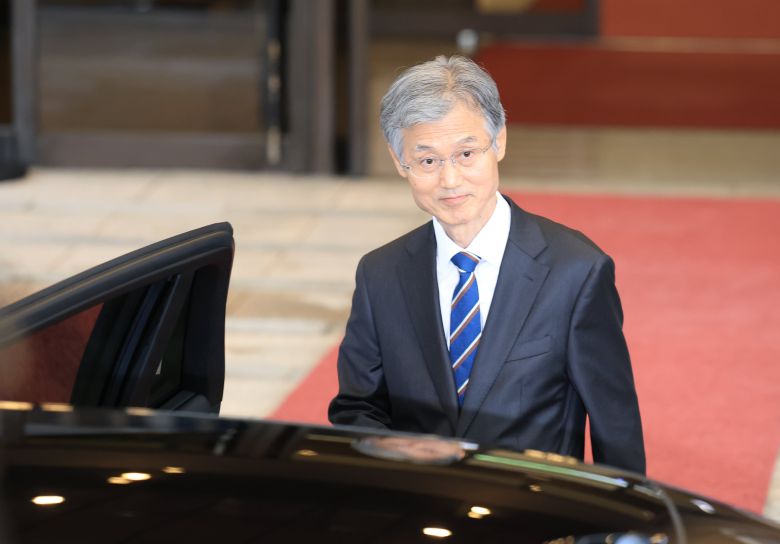 17일 서울 서초구 대법원에서 조희대 대법원장이 청사를 나서고 있다. /장경식 기자