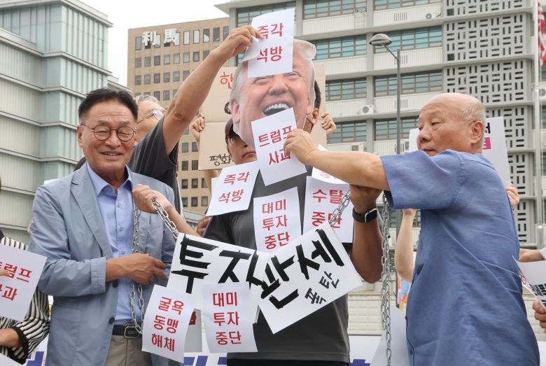 9일 오전 서울 종로구 주한 미국대사관 인근에서 열린 굴욕적 대미투자 강요 및 한국 노동자 폭력적 인권유린 미국 트럼프 정부 규탄 시민사회단체 기자회견에서 참석자들이 트럼프의 사과와 대미 투자 중단 등을 촉구하는 퍼포먼스를 하고 있다. /뉴스1
