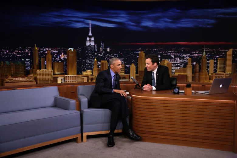 버락 오바마 전 미국 대통령이 2020년 NBC 방송의 '더 투나잇 쇼 스타링 지미 팰런'(The Tonight Show Starring Jimmy Fallon)에 출연해 진행자인 지미 팰런(오른쪽)과 인터뷰를 하고 있다. /AFP 연합뉴스