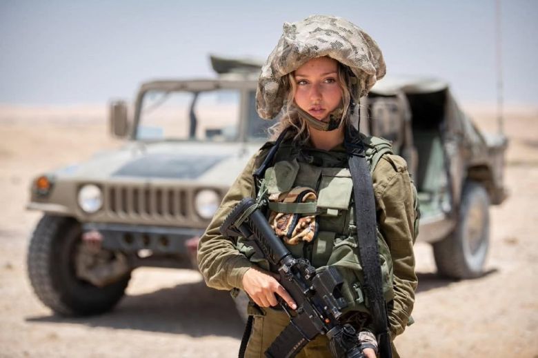 전장에 선 실제 이스라엘 여군. /IDF