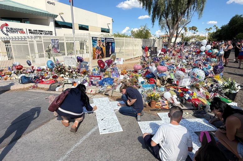 미 애리조나주 피닉스 '터닝포인트 USA' 본부 앞에서 지지자들이 찰리 커크를 추모하고 있다. /박국희 특파원