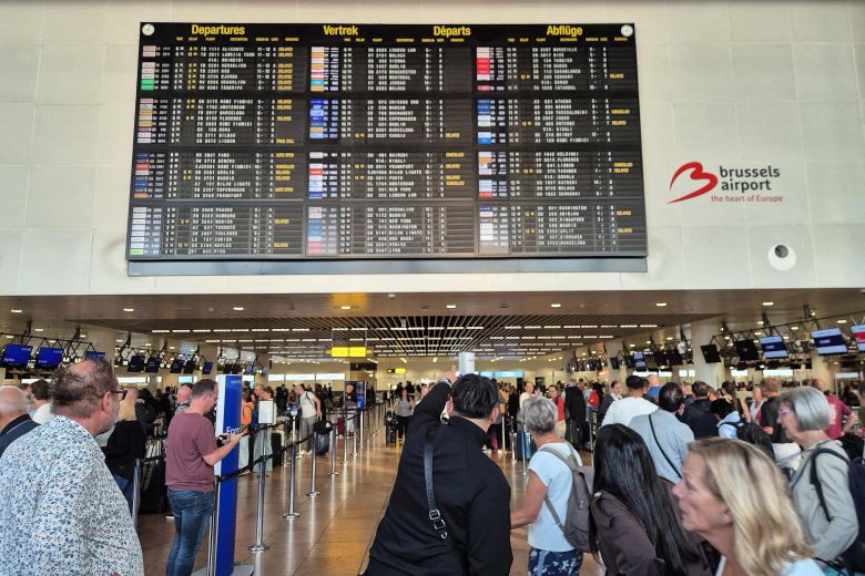 벨기에 브뤼셀 공항에서 20일 발생한 사이버 공격으로 전자 체크인과 수하물 위탁 시스템이 마비되자 승객들이 안내판 앞에서 발이 묶여 있다. 이번 공격은 히스로·베를린 등 유럽 주요 공항으로 확산돼 항공편 지연과 취소가 잇따랐다. /AFP 연합뉴스