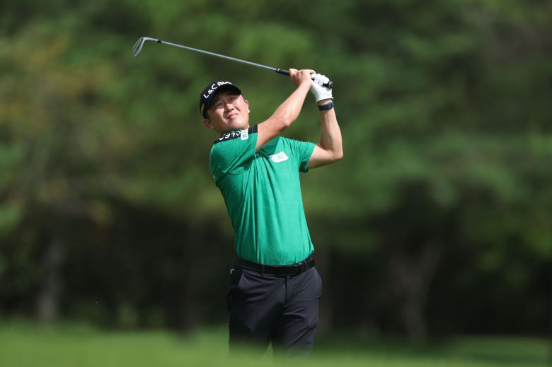 6번 홀 세컨드샷 이후 공의 방향을 확인 중인 박성국. /KPGA