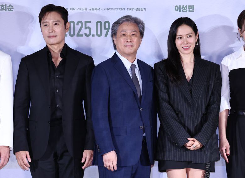 박찬욱 감독과 출연 배우들이 22일 오후 서울 용산구 CGV 용산에서 열린 영화 '어쩔수가없다' 기자간담회에서 배우 이병헌, 손예진과 함께 포즈를 취하고 있다. /뉴스1