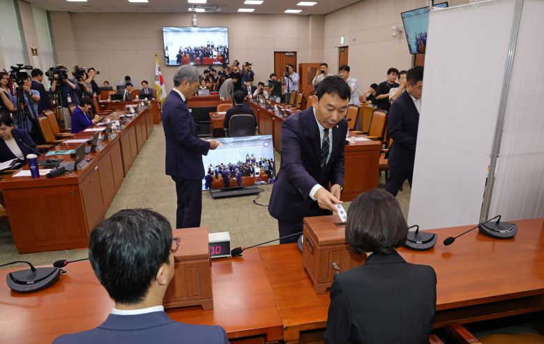 더불어민주당 김용민 법사위 간사가 16일 서울 여의도 국회에서 열린 법제사법위원회 전체회의에서 국민의힘 나경원 간사 선임의 건과 관련해 무기명 투표를 하고 있다./남강호 기자