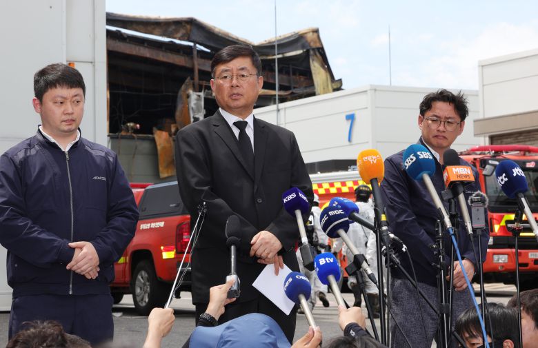 아리셀 모회사 '에코넥스'의 박순관 대표(가운데)가 작년 6월25일 오후 경기 화성시 '아리셀' 공장 화재 현장에서 공식 사과문 발표 후 취재진의 질문에 답하고 있다.왼쪽은 박중언 아리셀총괄본부장. /뉴스1