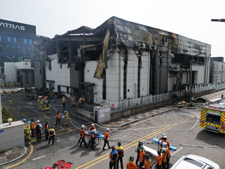 2024년 6월 24일 경기 화성시에 위치한 일차전지 제조 공장 아리셀에서 화재가 발생하면서 소방대원들이 시신을 수습하고 있다. / 김지호 기자