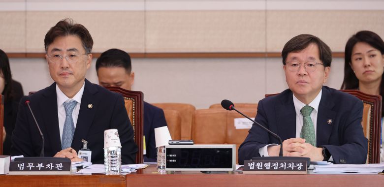 지난 7월 25일 서울 여의도 국회에서 열린 법제사법위원회 법안심사제1소위원회에 이진수 법무부 차관과 배형원 법원행정처 차장이 출석해 있다./연합뉴스