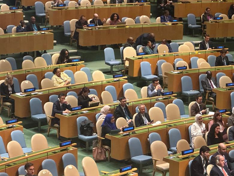 23일 미국 뉴욕 유엔본부 총회장. 중국 대표부(왼쪽 가운데 입에 손 올리고 있는 사람)는 원래 한 명 있었지만, 이재명 대통령이 연설하기 직전 추가로 인력을 투입했다./윤주헌 특파원