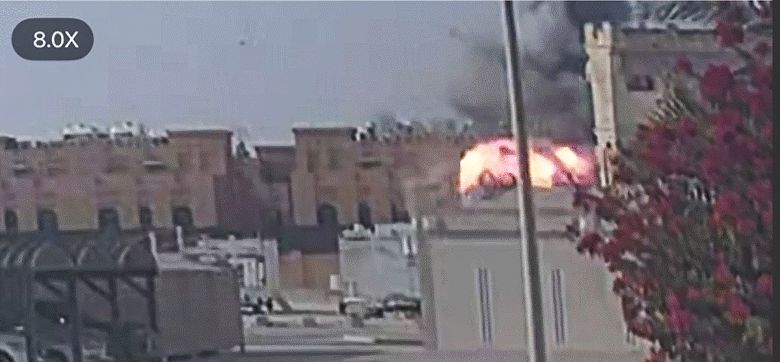 이스라엘 전투기의 장거리 탄도미사일이 하마스 지도부가 위치한 카타르 도하의 건물을 타격한 순간을 담은 인근 감시카메라 녹화 스크린/UPI 연합뉴스