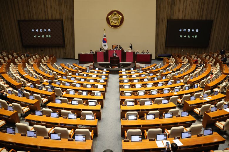 박수민 국민의힘 의원이 25일 서울 여의도 국회에서 열린 제429회국회(정기회) 9차 본회의에서 정부조직법 일부개정법률안에 대한 무제한 토론(필리버스터)을 하고 있다. /남강호 기자