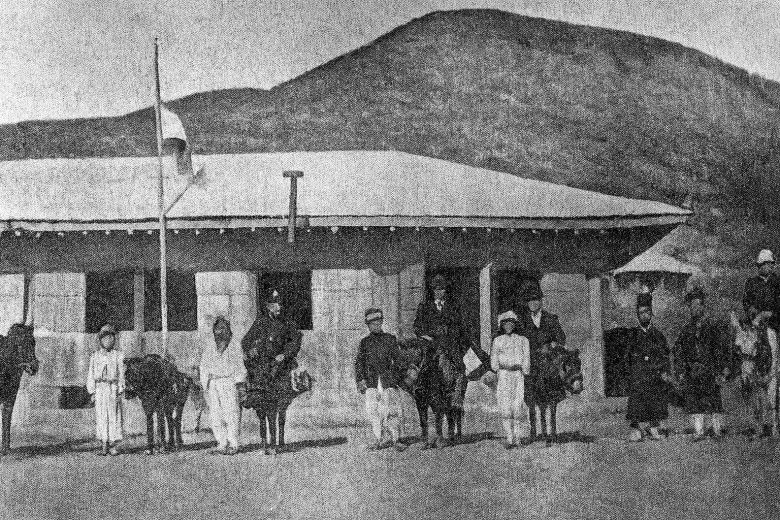 1910년 호주 해외선교위원들이 진주를 방문해 기념촬영한 사진. 뒤에 보이는 건물이 1906년 건립된 예배당으로 이곳에서 백정 동석 예배가 이뤄졌다. /진주교회 제공