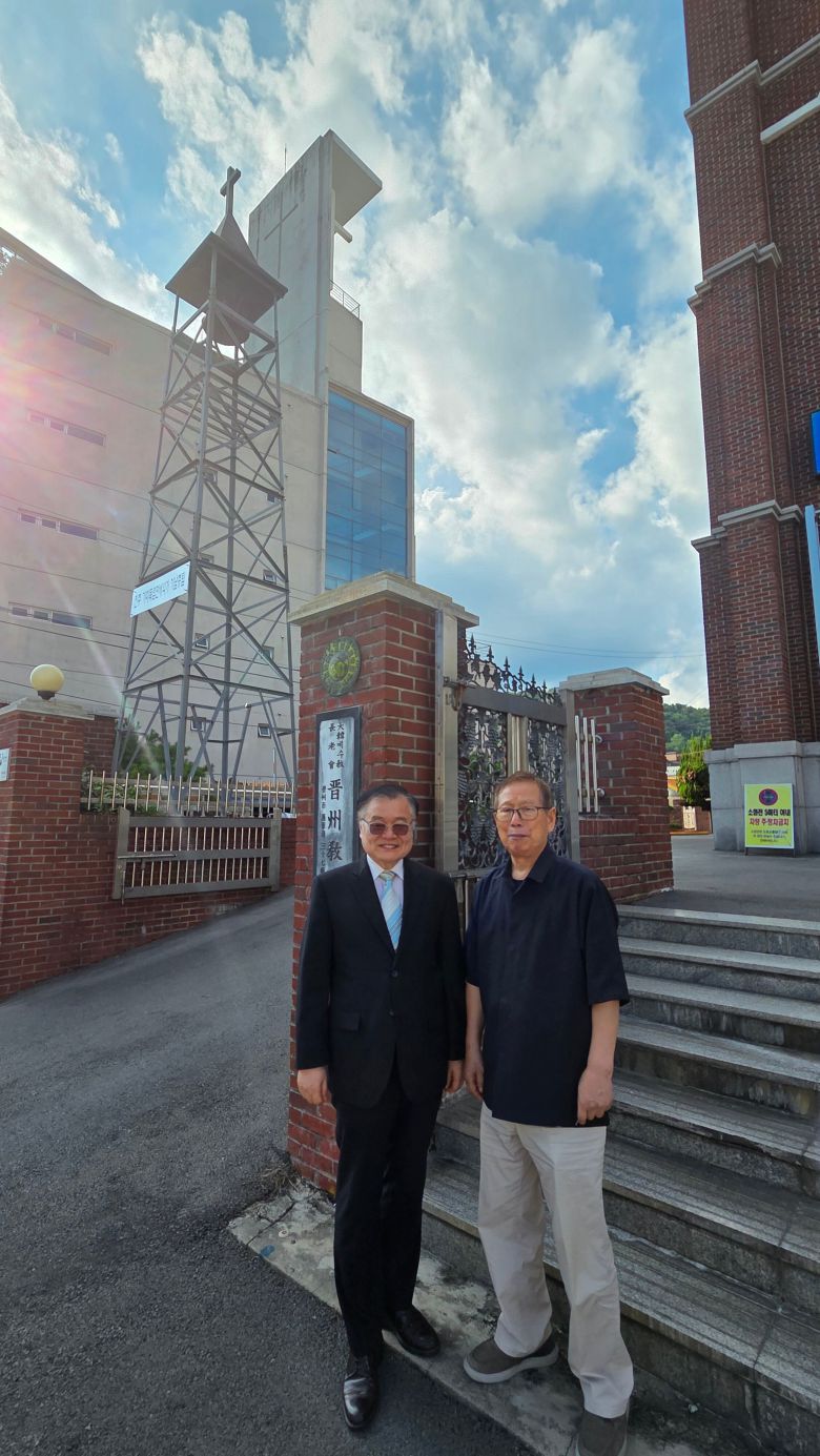 진주교회 종탑 앞에 선 송영의 담임목사(왼쪽)와 조헌국 장로. 조 장로는 '진주에 뿌려진 복음' '호주 선교사 커를과 그의 동료들' 등의 저서로 진주교회 역사와 호주 장로교 선교사들의 업적을 알리고 있다. /김한수 기자