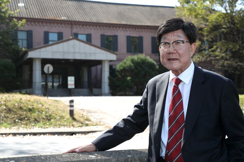 역대 최장 44년 복무를 마치고 은퇴를 앞둔 한미동맹의 상징 카투사 출신 주한미군 김영규 공보관이 23023년 10월 11일 오전 서울 용산의 옛 미 8군 사령부 앞에서 소감을 말하고 있다. / 오종찬 기자