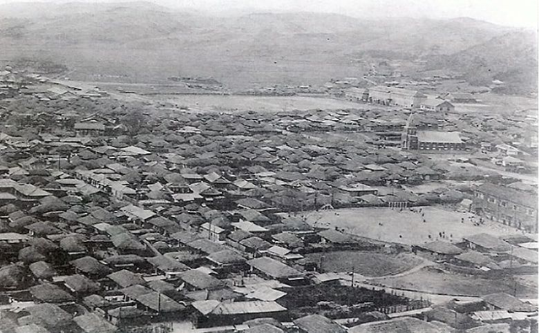 1930년대 진주 시가 전경. 주택가 중간에 진주교회(첨탑 건물)와 진주고(위쪽 운동장 있는 건물), 시원여학교(아래쪽 운동장 있는 건물)가 보인다. /진주교회 제공