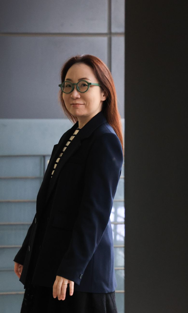 ‘읽기’에 관한 소설인 ‘절창’엔 셰익스피어 인용이 많다. 구병모는 희극파일까, 비극파일까. 그는 “볼 때는 희극, 쓸 때는 비극이 좋다”고 했다. “어차피 다 거짓말이니 소설을 쓰는 입장에서는 비극이어도 마음이 편하다”며 “이게 (결말을) 아는 자의 여유”라고 했다. /고운호 기자