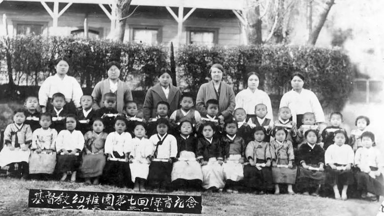 진주교회가 설립한 기독유치원 원생들과 교사들. /진주교회 제공