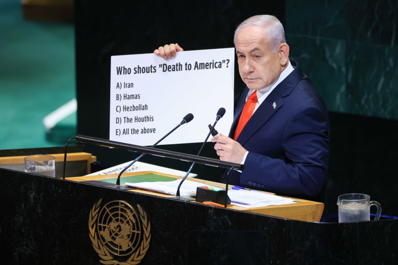 26일 유엔총회에서 연설 중인 베냐민 네타냐후 이스라엘 총리가 사전에 준비한 판넬을 들고 있다. "누가 '미국에게 죽음을' 이라고 외쳤나"라는 질문과 함께 이란, 하마스, 헤즈볼라, 후티 반군 등 이슬람 무장 단체를 나열한 퀴즈 형식의 문답이 적혀있다. /타스 연합뉴스