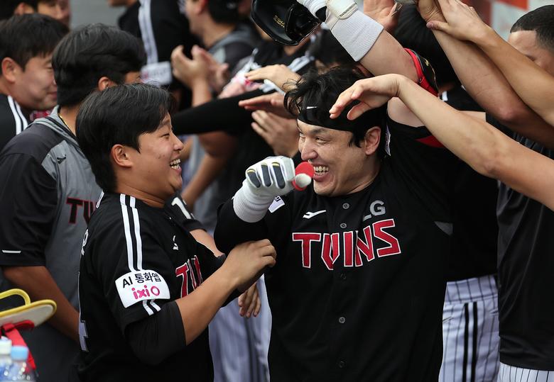 LG 박동원이 1회초 한화 선발 문동주를 공략해 2점 홈런을 친 뒤 더그아웃에서 동료 선수들의 축하를 받고 있다. /뉴스1