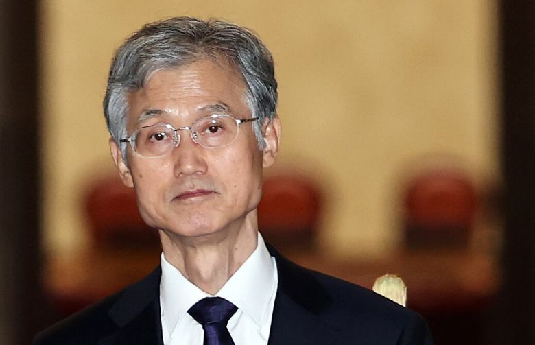 조희대 대법원장이 지난 25일 오후 서울 서초구 대법원 청사를 나서는 모습. 여권의 사퇴 압박을 받는 조 대법원장은 이날 열린 신임법관 임명식에서 “헌법은 재판의 독립을 천명하고 법관의 신분을 보장하고 있다”고 밝혔다. /뉴스1