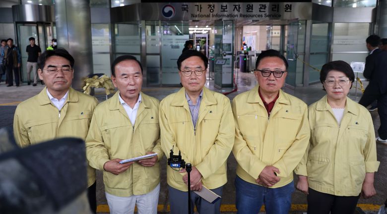 국회 행정안전위원회 소속 국민의힘 의원들이 28일 대전 국가정보자원관리원 화재 현장에서 취재진 질문에 답하고 있다. /연합뉴스