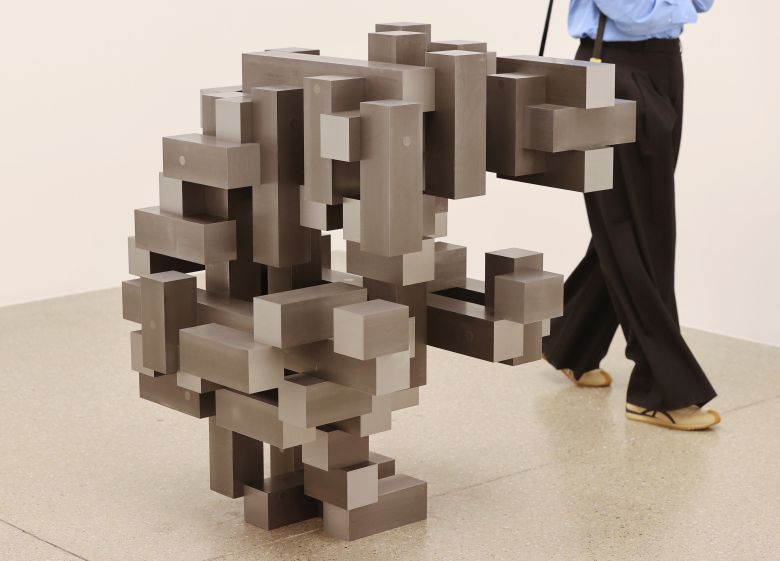 29일 서울 강남구 화이트큐브서울에서 열린 영국 조각가 안토니 곰리의 개인전 '불가분적 관계' 기자간담회에서 참석자들이 작품을 살펴보고 있다. /연합뉴스