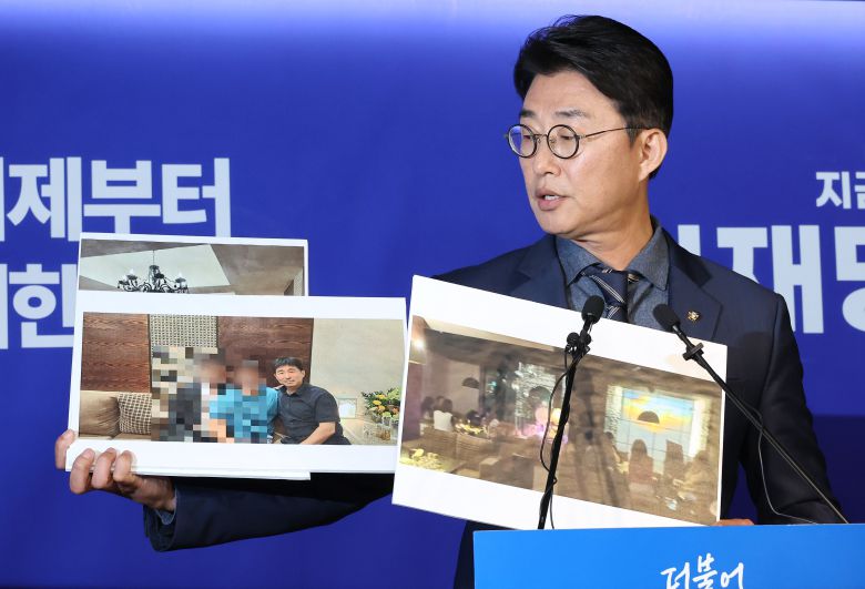 더불어민주당 노종면 선대위 대변인이 지난 5월 19일 서울 여의도 당사에서 "윤석열 전 대통령의 내란 혐의 사건 재판장인 지귀연 서울중앙지법 부장판사가 유흥업소에서 접대받았다"라는 의혹을 제기하며 관련 사진을 공개하고 있다./연합뉴스