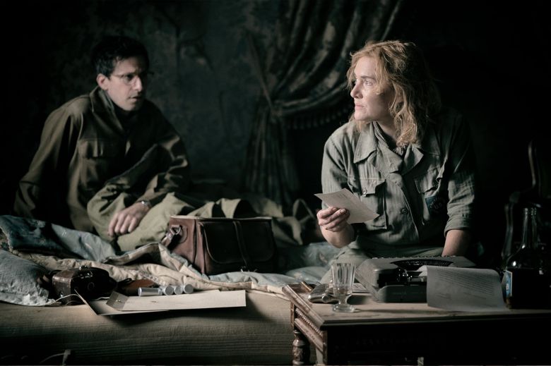 영화 '리 밀러: 카메라를 든 여자'에서 리 밀러와 전장을 동행하는 데이비드 셔먼(왼쪽)은 실제로 '라이프'지의 유명한 사진가입니다. 밀러의 히틀러 욕조 사진을 촬영한 사람도 셔먼입니다./영화사진진