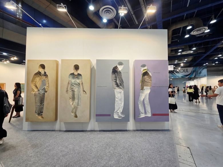 '2025 키아프 서울' 전시장에서 표갤러리 부스에 나온 이용덕의 역상 조각 작품. 관람객들 사이에서 포토존으로 인기를 끌었다. /허윤희 기자