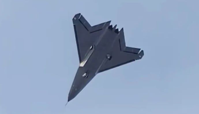 중국이 개발 중인 6세대 스텔스 전투기 J-50의 시험비행 영상과 사진이 지난 4월 소셜미디어를 통해 공개됐다. /중국 소셜미디어