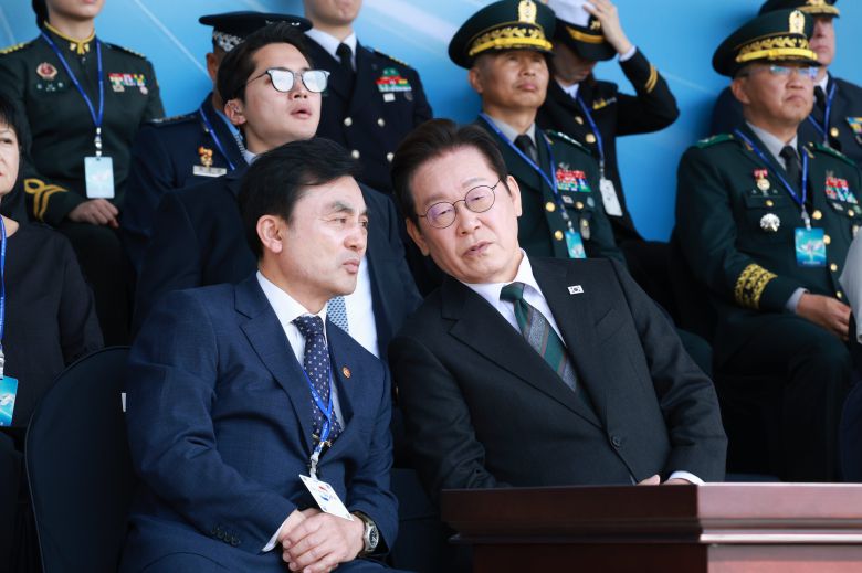 이재명 대통령이 1일 충남 계룡대 대연병장에서 열린 건군 77주년 국군의 날 기념행사에서 안규백 국방부 장관과 대화하고 있다. /연합뉴스