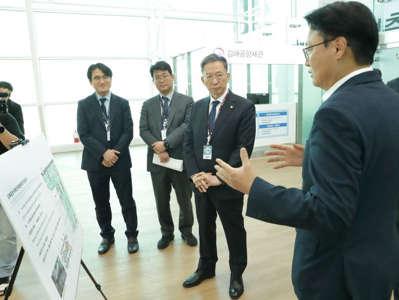 법무부는 1일 오전 정성호 법무장관이 '2025 경주 아시아태평양경제협력체(APEC) 정상회의'를 앞두고 김해국제공항을 방문해 출입국 전용심사대 설치·운영 계획 등을 점검했다고 밝혔다./법무부 제공