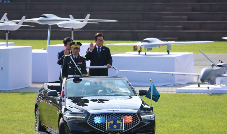 이재명 대통령이 1일 충남 계룡대 대연병장에서 열린 건군 77주년 국군의 날 기념행사에서 열병차량에 탑승해 사열하고 있다./연합뉴스