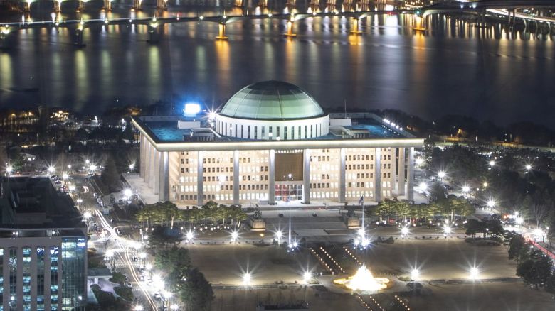 어두운 밤 조명에 빛나는 국회 모습./김지호 기자