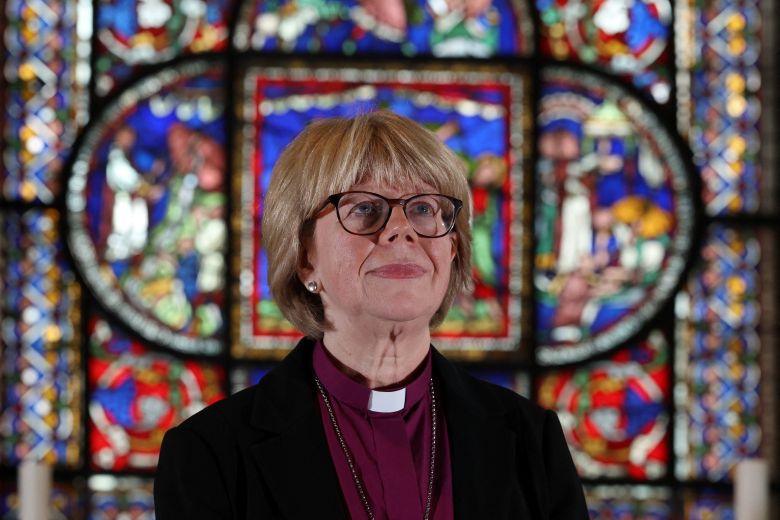 첫 여성 캔터베리 대주교에 지명된  지명자인 사라 멀랠리 런던 주교가 3일 영국 캔터베리의 캔터베리 대성당 안에서 포즈를 취하고 있다./로이터 연합뉴스