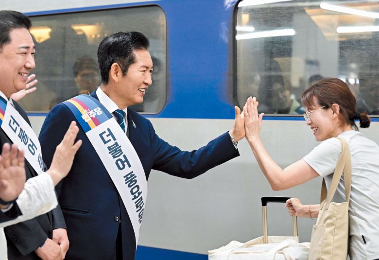 더불어민주당 정청래(가운데) 대표와 김병기(왼쪽) 원내대표가 추석 연휴를 하루 앞둔 2일 오전 서울 용산역에서 귀성인사를 하고 있다. /남강호 기자