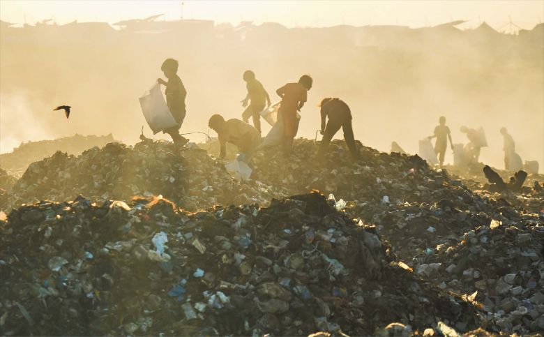 AP 연합뉴스쓰레기 더미 뒤지는 아이들  지난달 30일 가자지구 남부 도시 칸유니스로 강제 이주된 팔레스타인 어린이들이 텐트촌 인근 쓰레기 매립지 위에 올라서서 땔감으로 쓸 장작과 플라스틱을 찾고 있다. 플라스틱이 타면서 발생하는 유독가스와 발암물질은 신체에 유해하지만, 연료가 부족한 가자지구에선 플라스틱을 녹인 폐기물을 연료로 사용해 난방과 취사를 해결하고 있다.